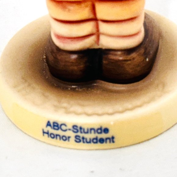 Goebel Hummel #2087/B  "Honor Student" TMK8 - Club Membership Edition - Picture 11 of 13